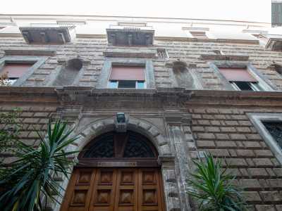 Entrare risulta chiaramente impossibile, l�unica possibilit� � quella di bussare all�adiacente istituto delle �Figlie di Sant�Anna�, collegato alla chiesa e ubicato nel seicentesco Palazzo dei Marchesi Diana